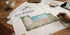 MioPool-Plan mit Schwimmbecken, Terrasse, Gartenmöbeln; Hand zeichnet Notizen.