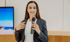 Denise Nobis während eines Seminars mit Mikrofon in der Hand