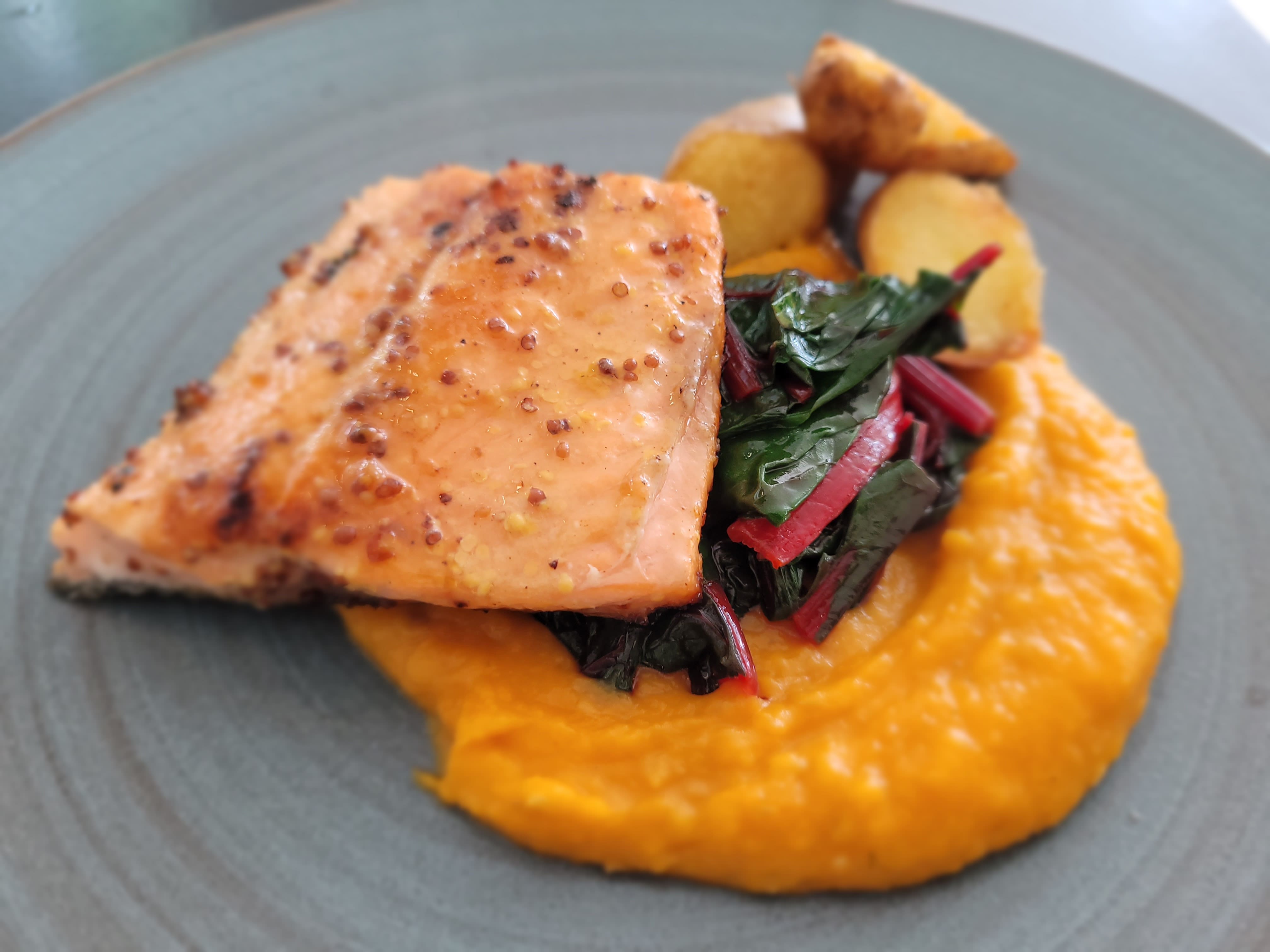 Lachstartar mit Kartoffelrösti