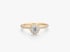 Goldener Verlobungsring mit rundem Diamanten in Halo-Fassung und diamantbesetzter Ringschiene auf weißem Hintergrund.