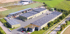 Luftaufnahme  des Edenahrder Standorts mit Industriehallen, begrünten Dächern und Parkplätzen zwischen Feldern.