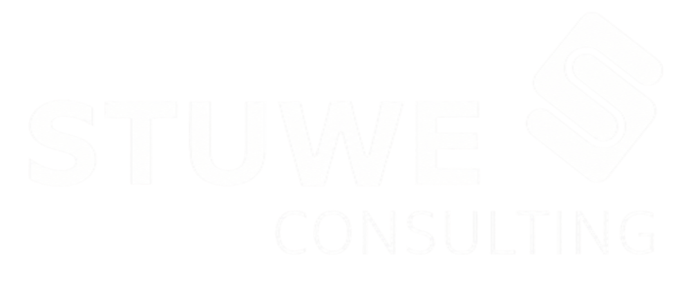 Logo von STUWE CONSULTING mit einem stilisierten "S" in einem Quadrat, alles in Weiß auf grünem Hintergrund.