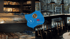 Ein Café-Interieur mit Bäckereiprodukten und einem blauen Logo mit den Schriftzügen „HOTEL", "DB Services" und einem Symbol.