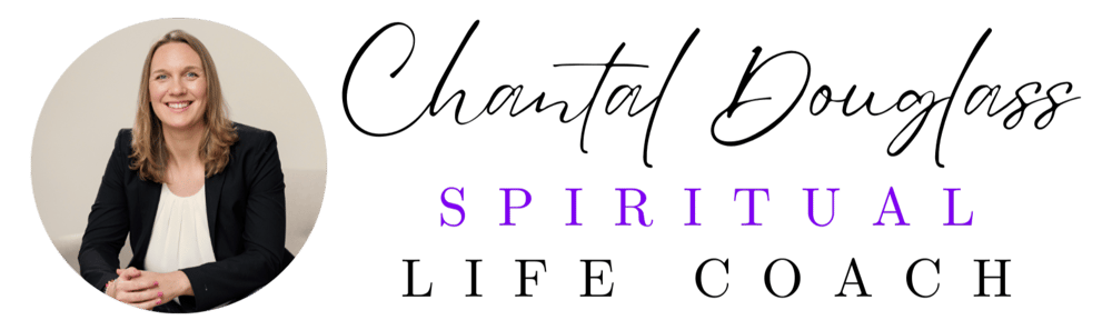 Porträt einer lächelnden Frau mit blonden Haaren und Text: Chantal Douglass, SPIRITUAL LIFE COACH.