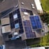 Photovoltaikmodule auf einem verwinkelten Hausdach mit Dachfenstern
