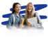 Zwei lächelnde Studentinnen mit Notizbüchern und Büchern schauen in die Kamera.