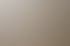 Ein Balkon mit Holzboden, ausgefahrener Markise, Esstisch mit Stühlen und Topfpflanzen.