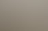 Mann in weißem Hemd und karierten Hosenträgern befestigt seine beige Hose.