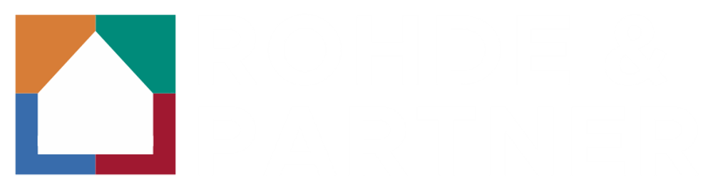 Logo: Rohde & Partner, weißer Text auf grünem Hintergrund, mit buntem Haus-Symbol.