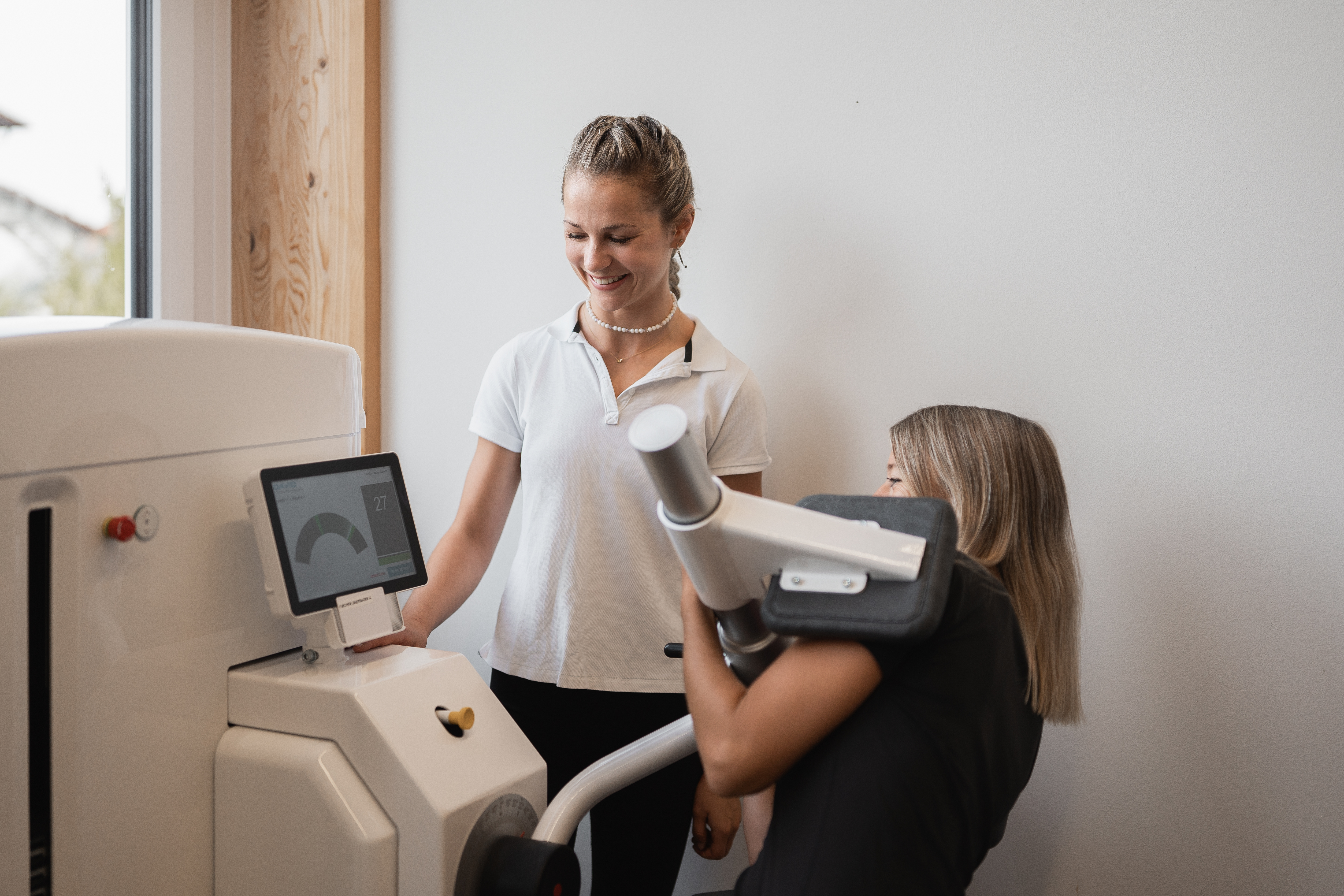 Team von Reha-Med Traunstein bei der aktiven Therapie