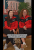 Zwei Frauen in rot-schwarzen Trainingsjacken sitzen nebeneinander und sprechen über die familiäre Atmosphäre bei Pier 5.