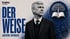 Arsène Wenger im Anzug neben dem Text „Der Weise“ und einem Logo mit Baum und Buch auf blaugrauem Hintergrund.