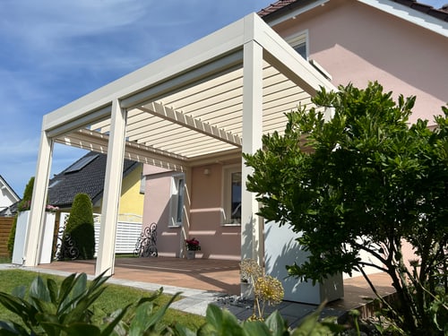 Weiße Lamellenpergola am Einfamilienhaus