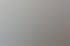 Zwei Männer lächeln und schauen auf einen Laptop; ein Mann im Anzug zeigt auf den Bildschirm, der andere trägt eine Brille.