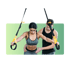 Trainer unterstützt Frau beim Training mit Schlingentrainer. 