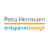 Logo "Petra Herrmann" in Grau, "entspanntbewegt" in Türkis und Orange, mit horizontalen Linien.