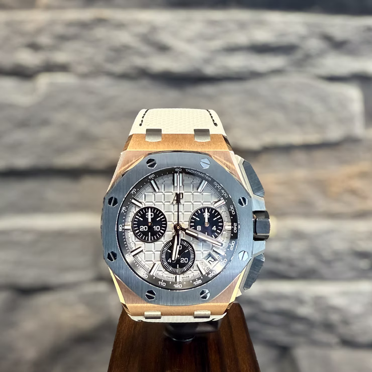 Audemars Piguet Royal Oak Offshore Chronograph Uhr mit weißem Zifferblatt, roségoldenem Gehäuse und weißem Armband.