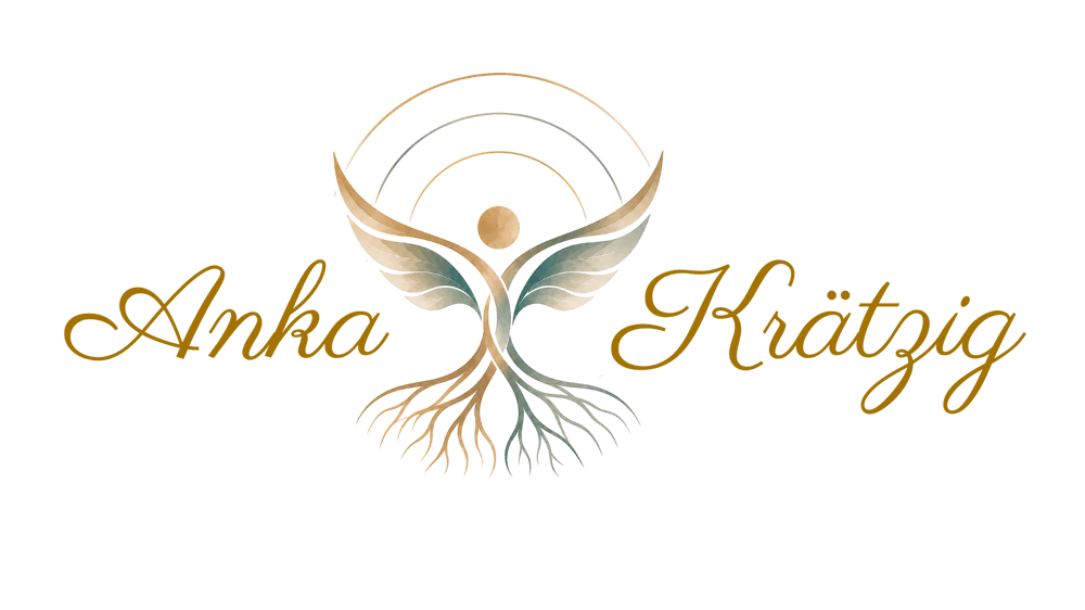 Der weiße Text "Anka Krätzig" mit einem Baumlogo zwischen den Wörtern auf einem grünen Hintergrund.