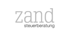 Logo mit dem Wort "zand" in Grau über "steuerberatung" in Schwarz auf dunkelgrünem Hintergrund.