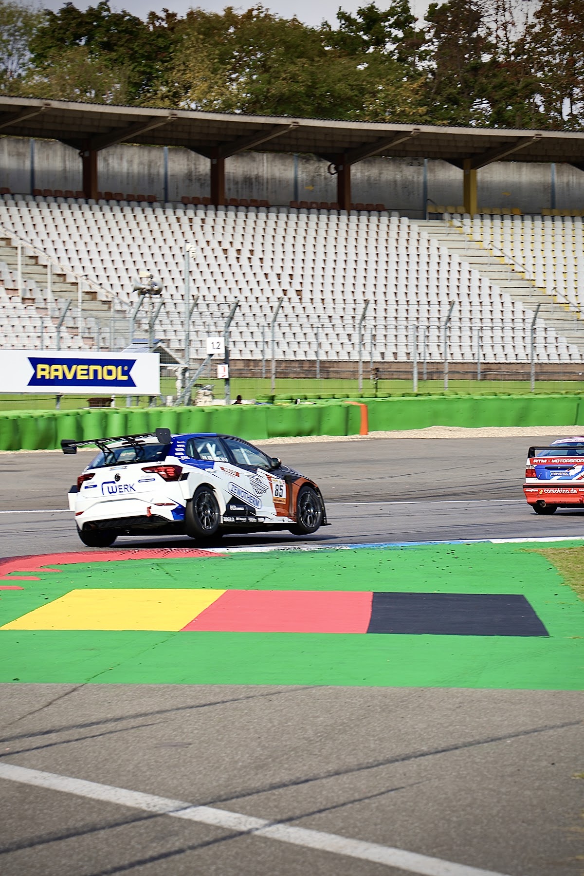 Der VW Polo GTI Cup in einer Kurve vor der Tribüne