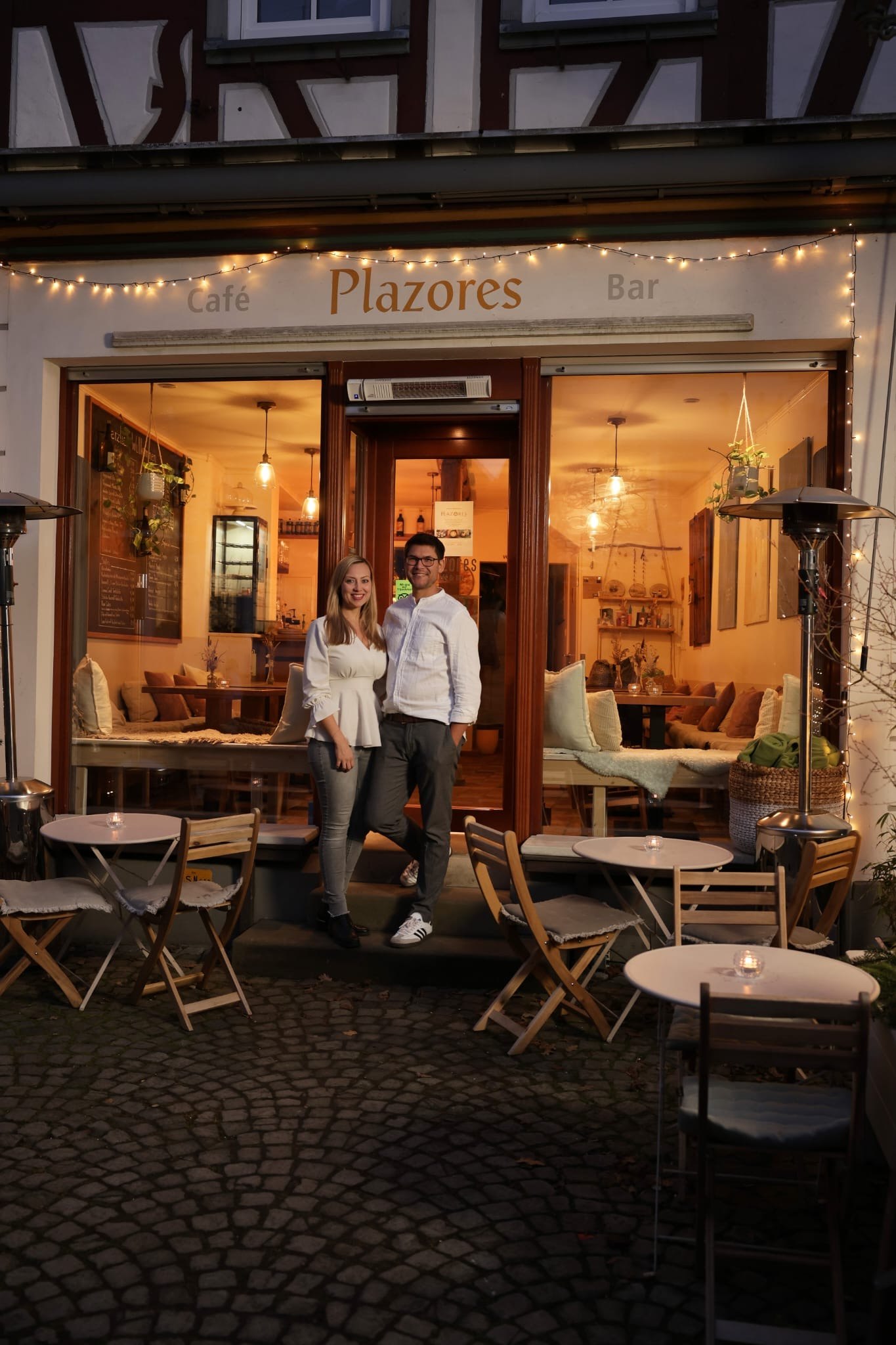 Julia & Efrain vor dem Café Plazores & Bar