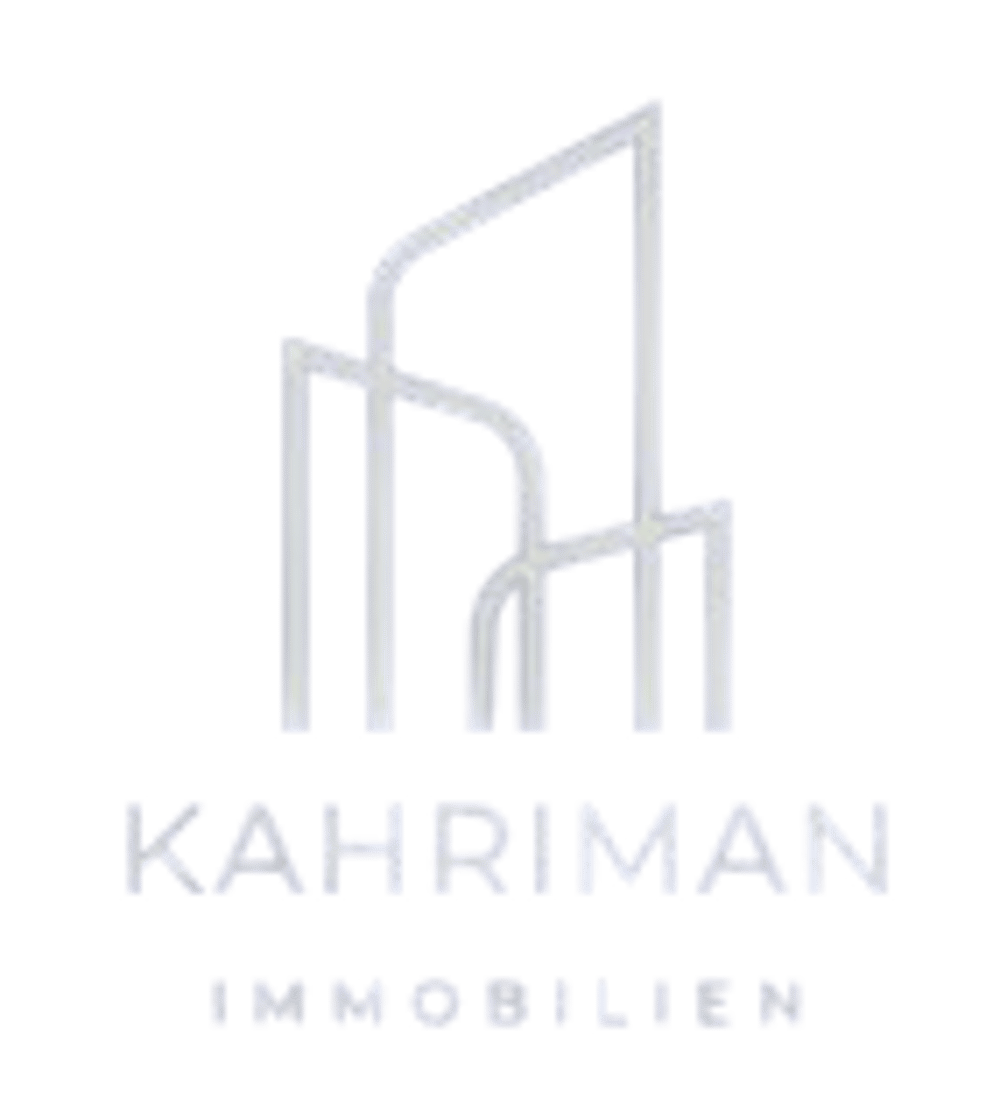 Logo: KAHRI MAN IMMOBILIEN Schriftzug mit stilisierten Gebäuden in Silber auf grünem Hintergrund.