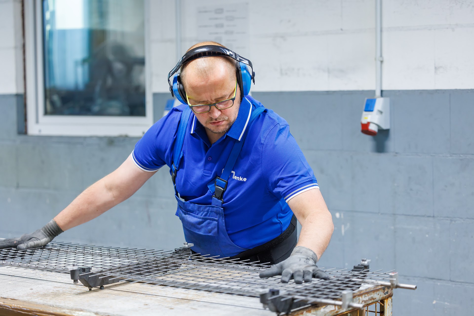 Arbeit am Drahtgitter