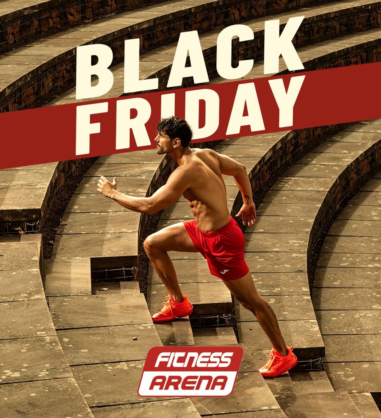 Sportler in roten Shorts sprintet die Stufen der Arena hoch, Black Friday Aktion der Fitness Arena