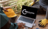 Zwei Bauarbeiter schauen auf einen Laptop mit dem weißen GEO SOLUTIONS-Logo auf schwarzem Hintergrund.