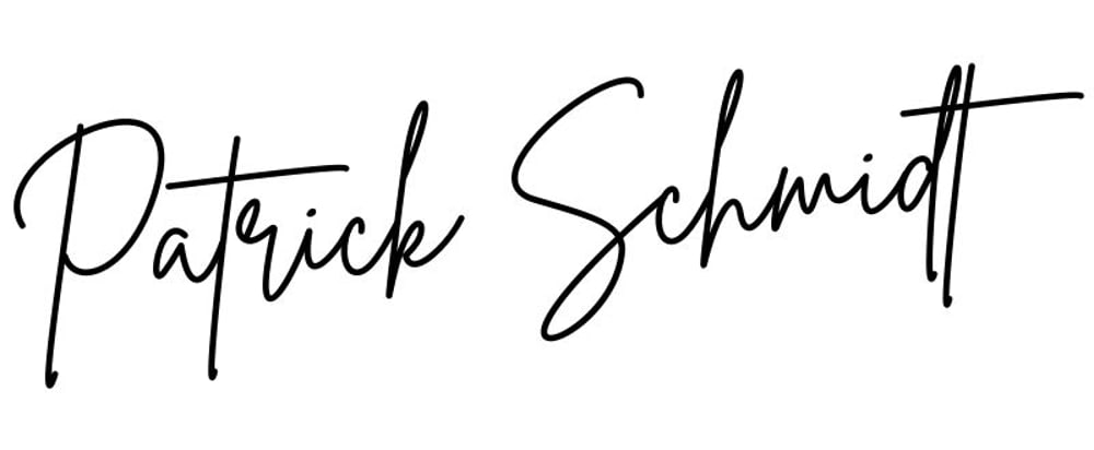Unterschrift in schwarzer Schreibschrift, die "Patrick Schmidt" auf weißem Hintergrund liest.