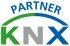 KNX Partner Logo in Grün, Grau und Blau mit einem zweifarbigen Bogen über dem Schriftzug auf schwarzem Hintergrund.