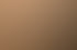 Matthias in einem weißen Sweatshirt spricht mit einer sitzenden Person, vor einer Klangschale und einem gehauenen Stein.