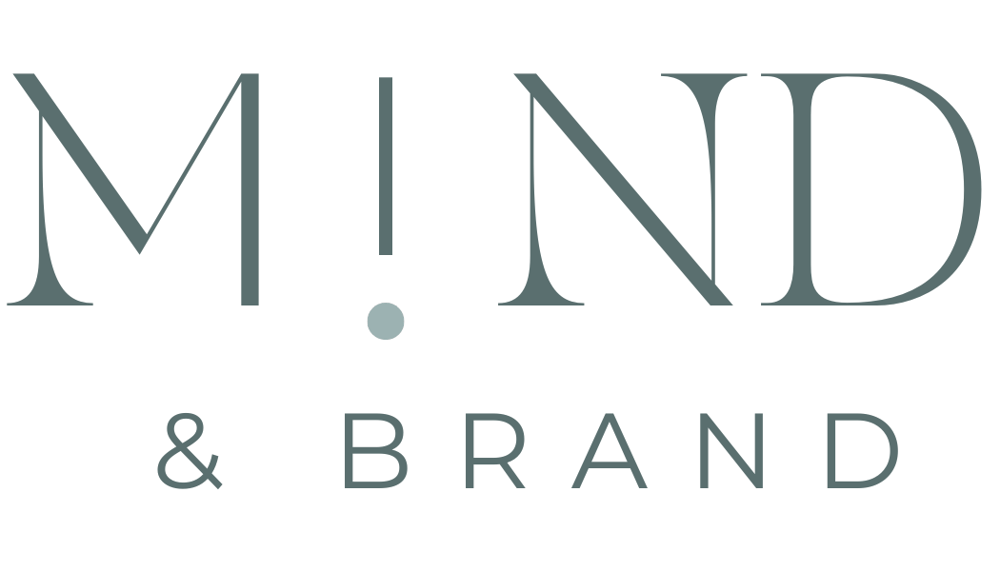 MIND & BRAND Logo in dunklem Grau, das Ausrufezeichen in MIND hat einen Punkt als I-Punkt.