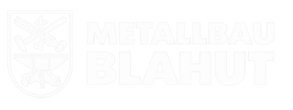 Logo der Firma Metallbau Blahut mit einem Wappen, das Hammer, Zange, Schlüssel und einen Amboss zeigt.