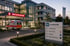 Klinikgebäude bei Dämmerung mit beleuchtetem Notaufnahme-Eingang, Rettungswagen und Wegweiser - Software-KRITIS Notfall- und Krisenmanager (NKM®).