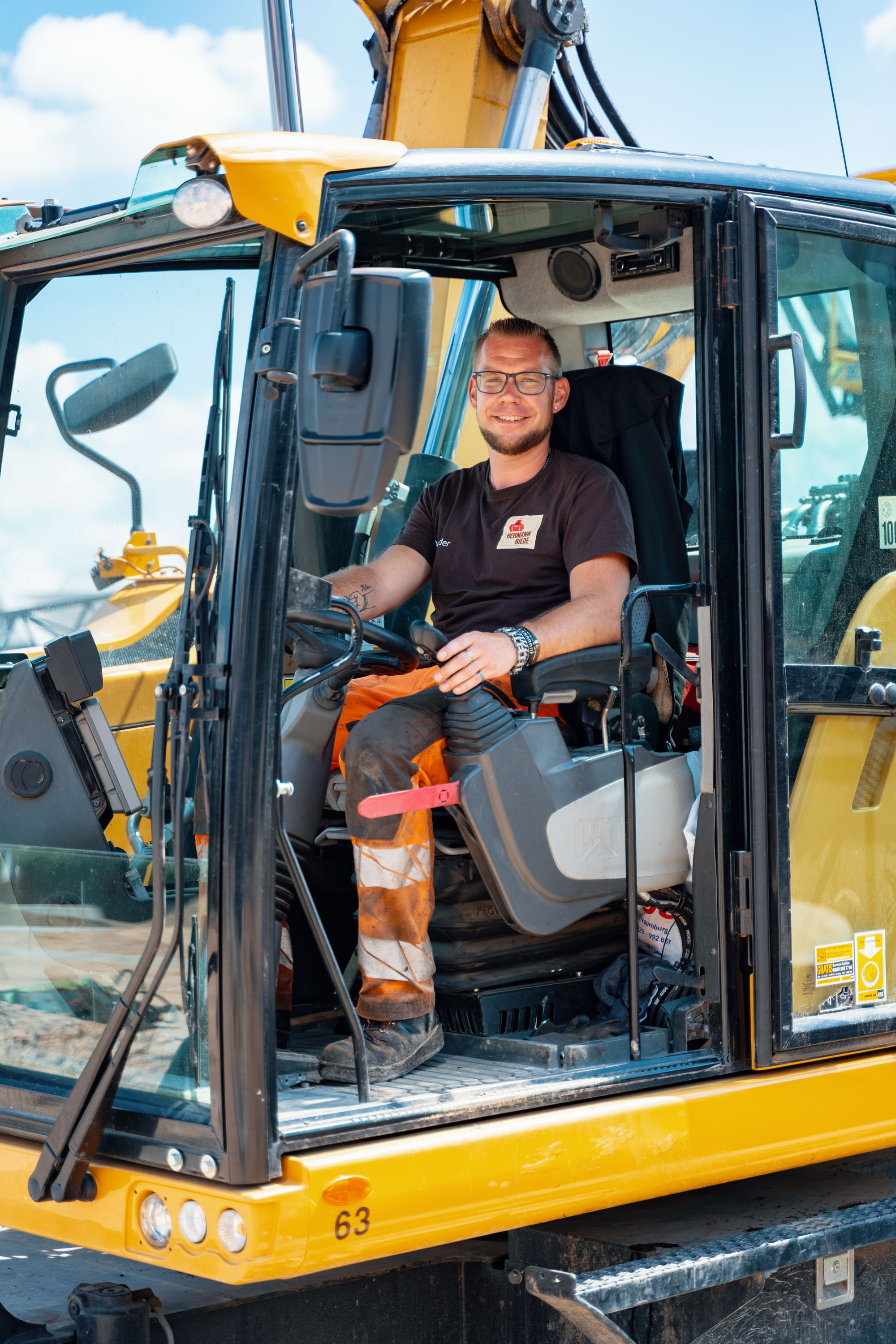 Servicetechniker in Arbeitskleidung mit Messgerät