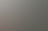 Mann in Anzug und roter Krawatte spricht in ein Mikrofon im Freien.