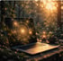 Laptop mit leuchtendem Mandala auf dem Bildschirm, daneben Kerzenlicht und Tasse auf Holz im Wald bei Sonnenuntergang.