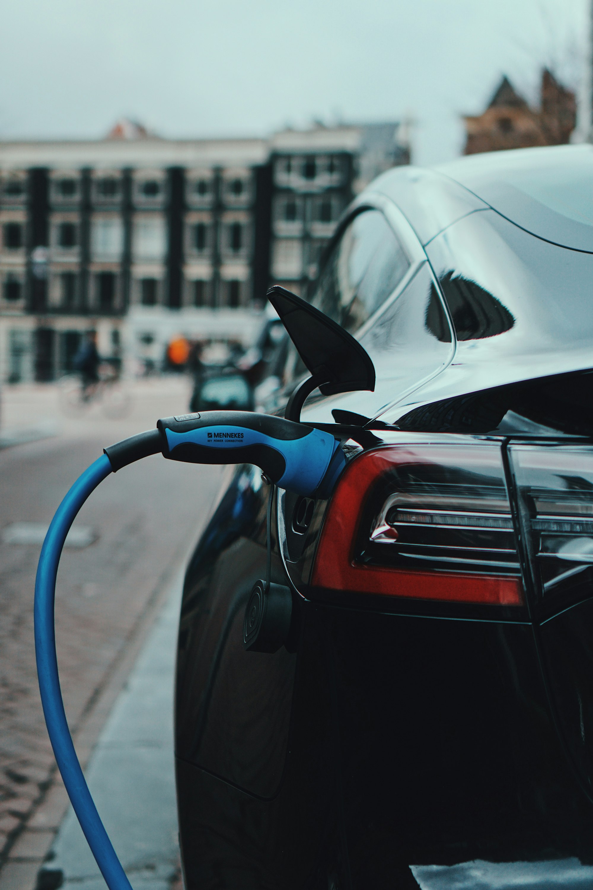 Electric vehicle charging at a curbside charging point