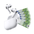 Weiße AirPods Pro Kopfhörer und Ladecase schweben über fünf 100-Euro-Banknoten.