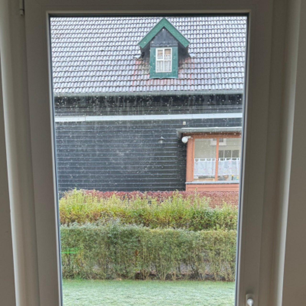 Verschmutztes Fenster vor der Reinigung