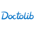 Blauer Doctolib Schriftzug in kursiver Handschrift auf weißem Hintergrund.