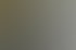 Drei lächelnde Büroangestellte stehen an einem Geländer vor herbstlichen Bäumen im Freien.