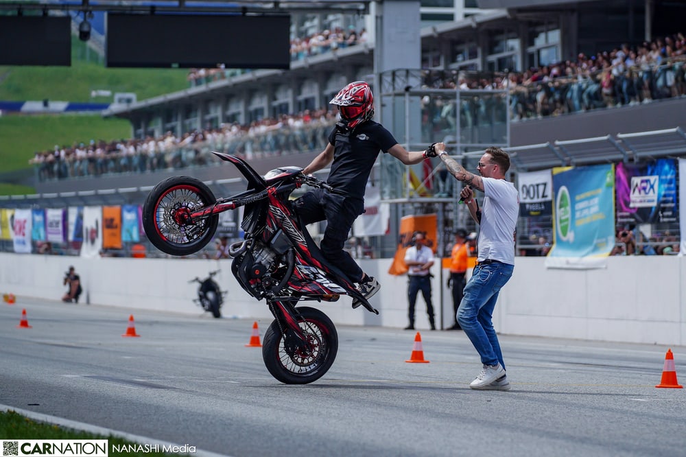 Swifty Stuntshow vor vollen Tribünen