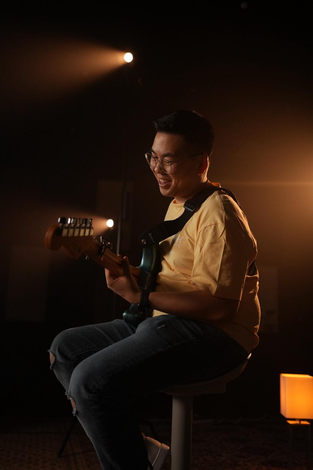 Dugge Pham mit Gitarre