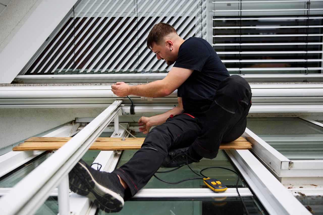 Montage eines Funkmotors am Fenster