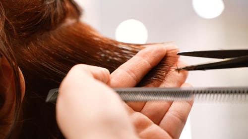 Präziser Haarschnitt bei Julia Schleyer Friseure in Buchbrunn