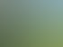 Rechen auf einem Haufen Herbstlaub auf grünem Gras