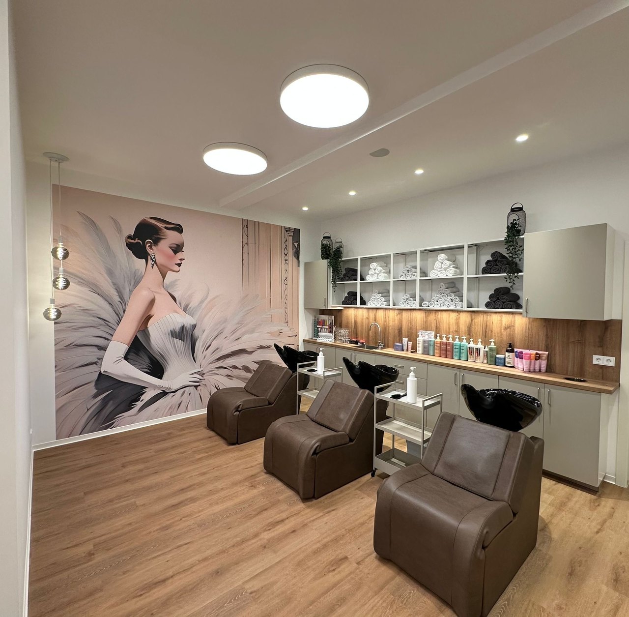 Waschplätze mit Wandbild einer Dame im Friseursalon Julia Schleyer in Buchbrunn