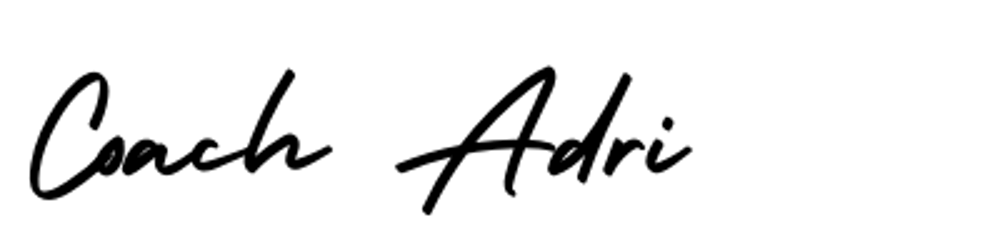Schwarzer Schriftzug "Coach Adri" auf dunkelgrünem Hintergrund.